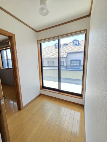 2階の廊下から直接バルコニーへ出ることができます！意外と便利です！
