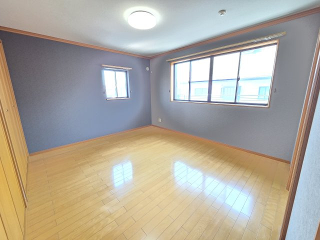 2階南東9帖の洋室です。