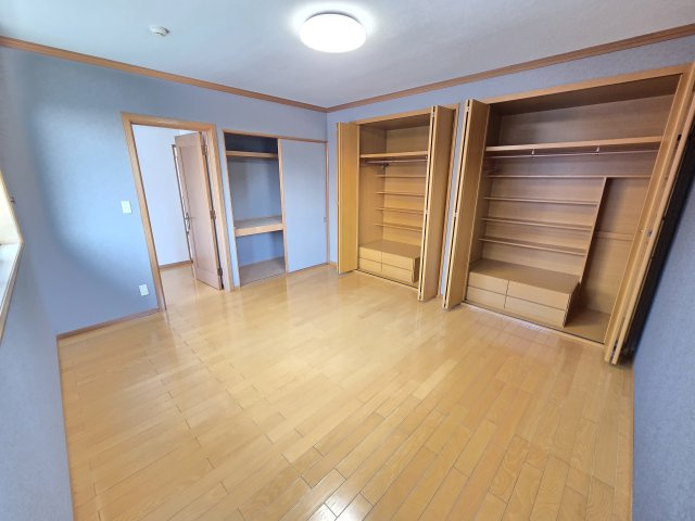 2階南東9帖の洋室です。