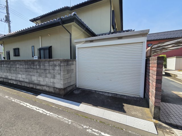 物件北西側にあるガレージは大容量！バイクも置けちゃいます！