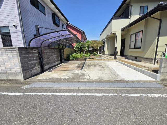並列2台駐車可能！1台分のカーポート付き♪