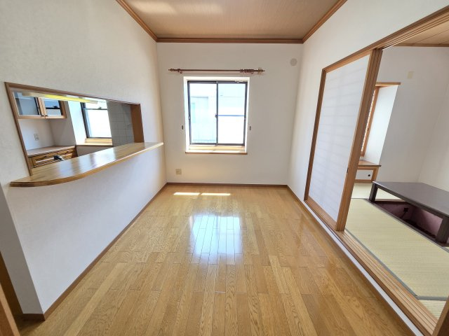 12.75帖のダイニングキッチンのダイニング部分です。