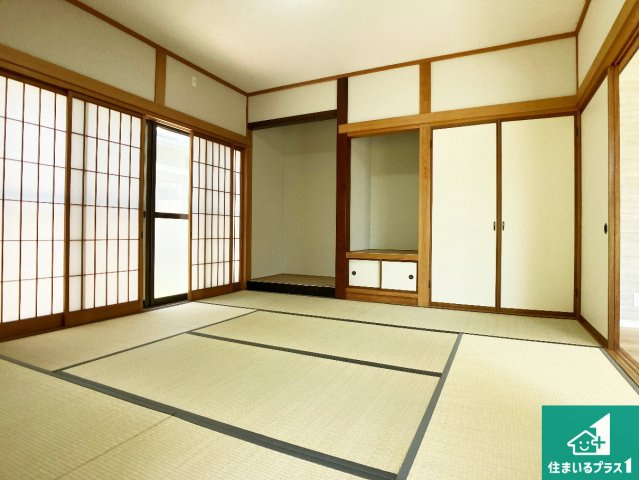 一室あると便利な和室は客間としてだけでなく、小さなお子様のプレイルームや食後のくつろぎスペースとしてもご利用いただけます。収納もついていますので大活躍間違いなし！