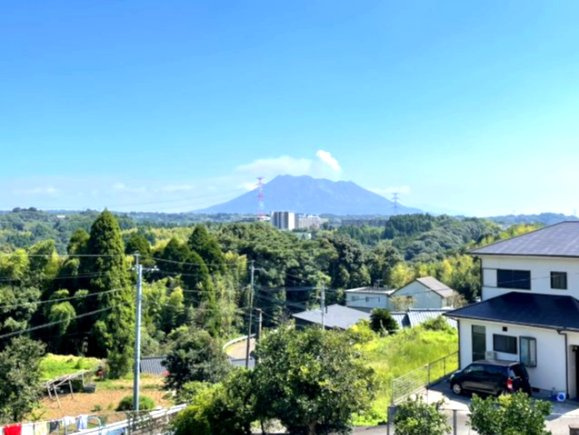 鹿児島のシンボル桜島が見えます。