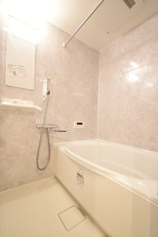 最新のユニットバスに取り替えています♪お掃除ラクラク設計です！水栓は節水機能付き・浴槽はお湯が冷めにくい仕様です♪