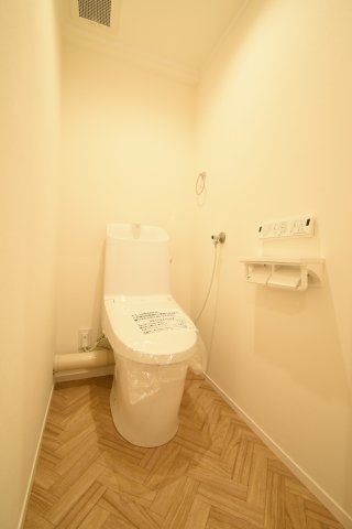 最新の節水型トイレです！隅々までお掃除のしやすい構造になっています！100年キレイが続くコーティングが施されています♪