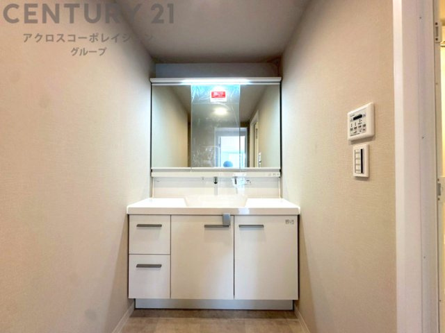 化粧品や洗顔料、歯ブラシなどの必需品をまとめて置ける収納スペースがあり、使用するたびに取り出す手間が省けます。また、水回りのため、濡れても大丈夫な素材が使用されており、お手入れが簡単です。