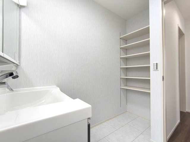 【洗面室収納】洗面室には可動式の便利な収納棚を完備！かさばりやすいご家族分のバスタオルやパジャマ、シャンプーなどの日用品のストックまで大容量で収納できるため、家事効率が格段にアップする嬉しい設備♪