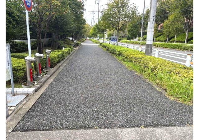 最寄り駅の「多摩境駅」まではほぼ平坦な道のりです。