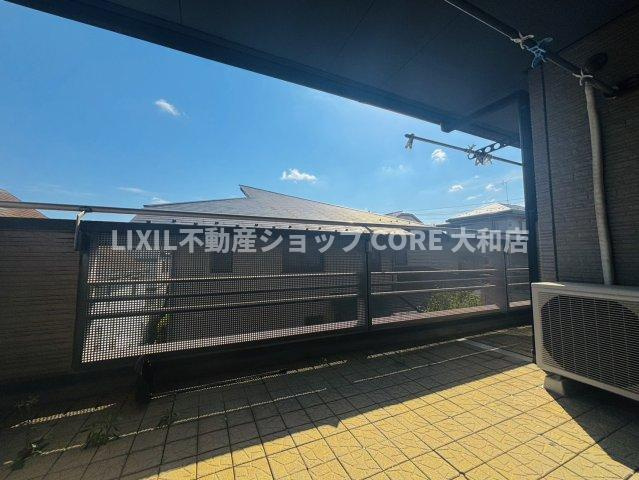 奥行きのあるゆったりとしたバルコニー。屋根付きで急な天候の変化にも対応しやすく、洗濯物干しはもちろん、外の空気を感じながらくつろげるスペースです。