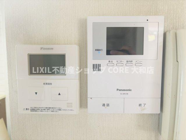 来訪者の顔を室内から確認できるモニター付きインターホンを完備。防犯面にも配慮され、日々の暮らしに安心感をプラスしてくれる設備です。