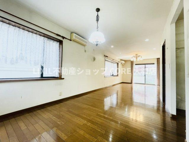 窓が多く、自然光をたっぷり取り込める明るいLDK。奥行きのあるゆとりある空間で、ダイニングとリビングを分けた家具配置もしやすく、家族団らんをゆったり楽しめます。