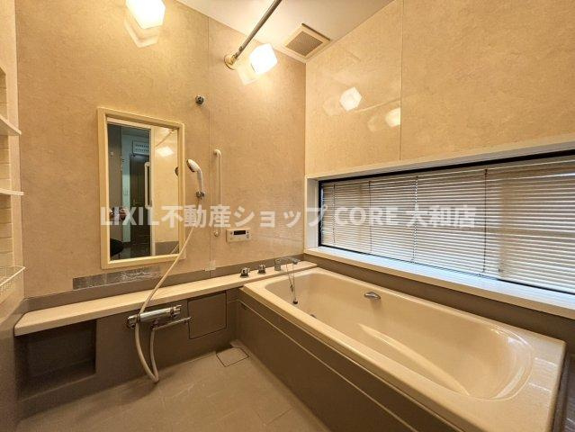 大きな窓を備えた明るく開放感のある浴室。ゆったりとした浴槽で、一日の疲れを癒やしながら快適なバスタイムをお過ごしいただけます。