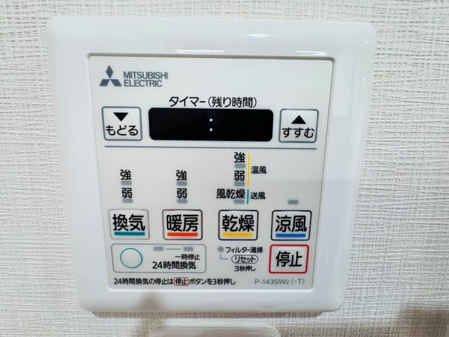 浴室乾燥機標準装備。浴室乾燥だけでなく、洗濯物も干せるので雨の日にも大助かりです。　