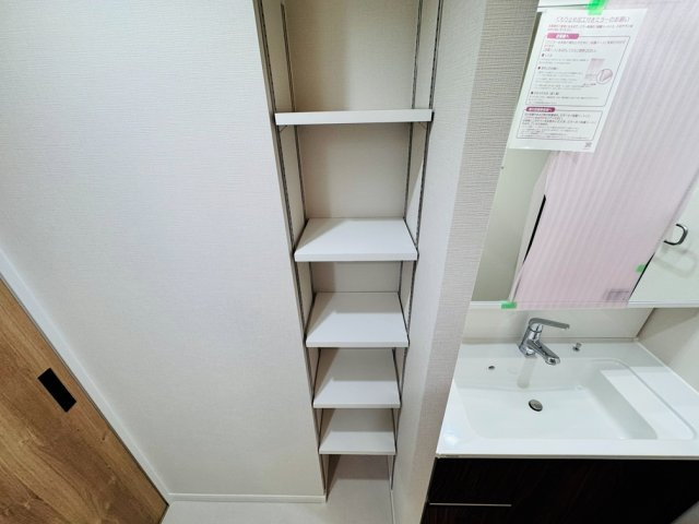 洗面所には便利な収納棚を設置、着替えやタオル類をすっきり収納　