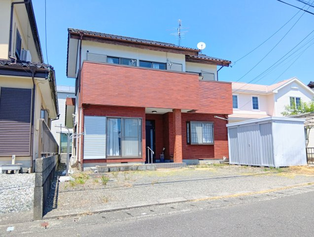 前面にゆとりある駐車スペースも確保できます。陽当たりの良さも魅力の、落ち着いた住環境に立地します。