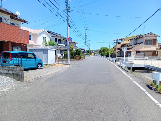 東側方向：見通しの良い前面道路が続き、開放感のある街並み。車の出入りもしやすいゆとりある道路です。