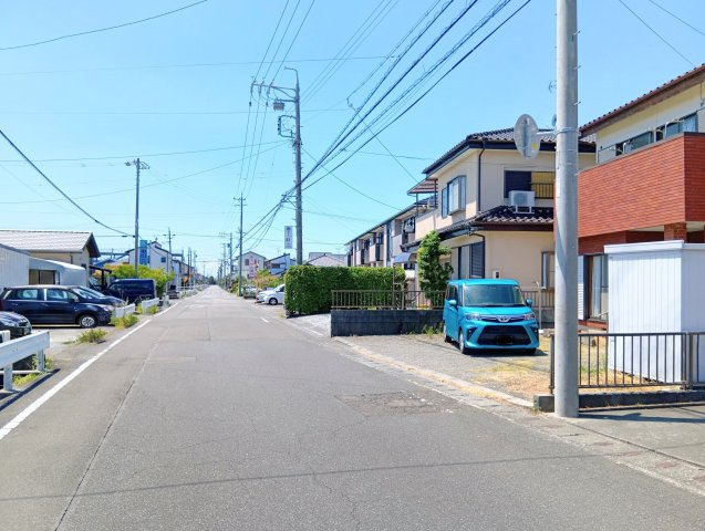 西側方向：ゆったりとした道路幅で駐車もスムーズ。周辺に住宅が建ち並ぶ、落ち着いた住環境が魅力です。