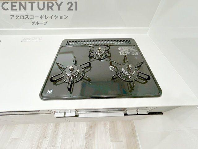 多数の調理器具を同時に使用でき、料理の効率化が可能。省エネで節約になり、様々な料理スタイルに適応できます。また、火力調整が独立しており、手入れや掃除もしやすく、今よりもっとお料理が楽しくなるかも。