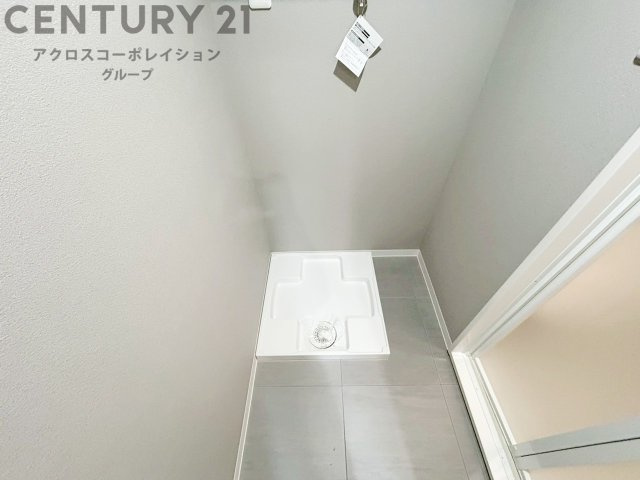 洗濯物の仕分け作業がしやすく、整理整頓が容易になります。洗濯音や湿気を他の部屋に持ち込まず、生活環境を快適に保ちます。上部を活用すれば収納スペースを確保でき洗剤や洗濯用品の整理もしやすくなります。