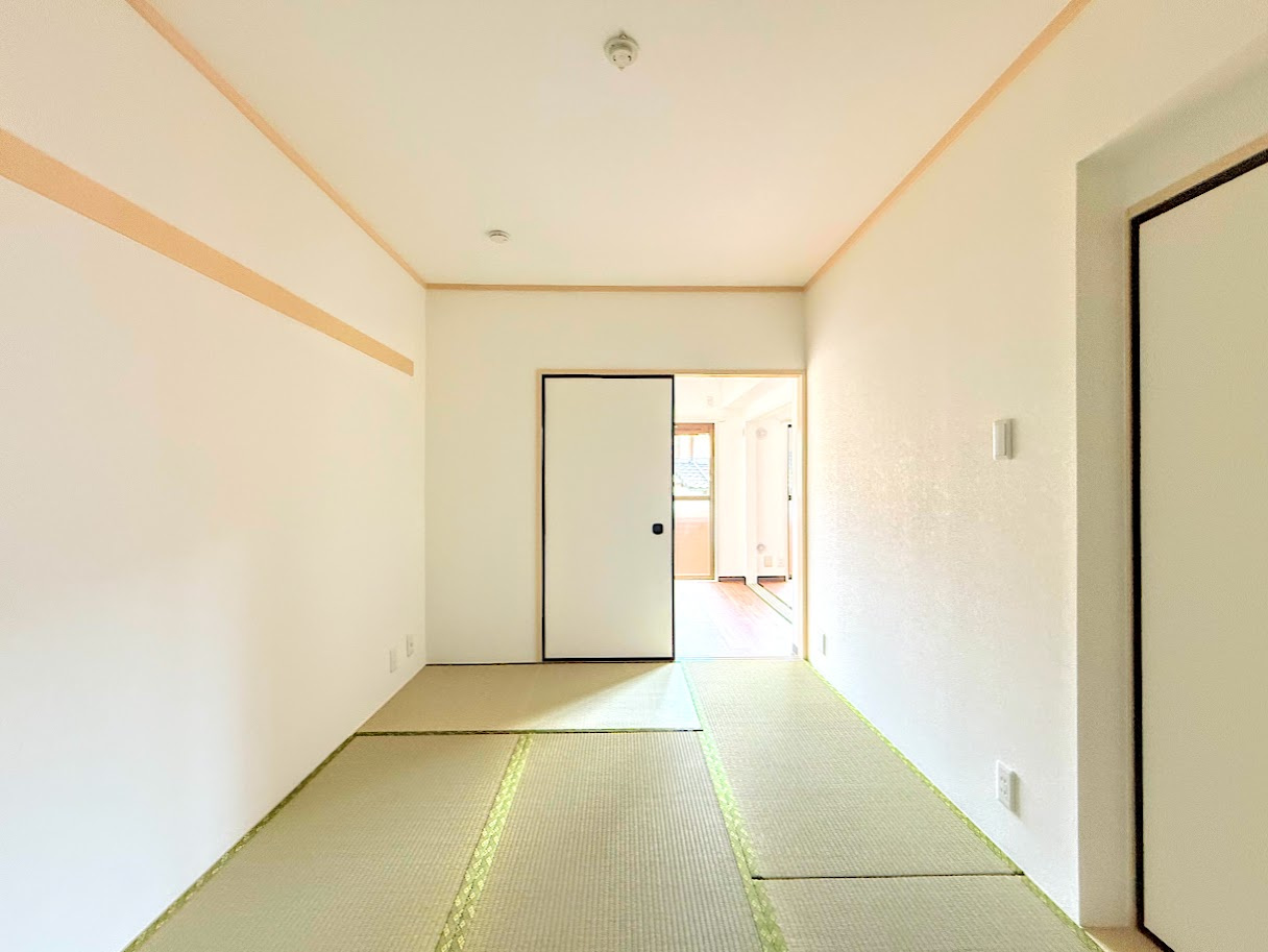 ◆室内はいつも明るい印象なので気持ちの良い朝を迎えられます。各部屋にはクローゼットを完備しており、収納が多いお家はすっきりして快適空間です。