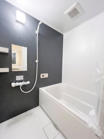 ◆モダンデザインの空間が気持ちよさを高めてくれるバスルーム。すっきりとした清潔感の中に都会的なセンスが感じられ、心身をリフレッシュできる寛ぎを深めてくれるスペースです。