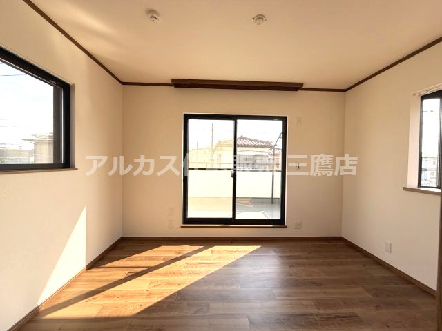 3方向に窓が配され、陽当り・通風ともに良好で快適に過ごせるお部屋。