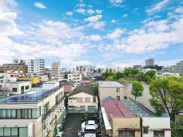 手を伸ばせば、ふれることが出来そうな環境が、そのままインテリアになったような印象です。その豊かな眺望にふさわしい空間には、通風・採光にも優れ、心地よい光と風があふれています