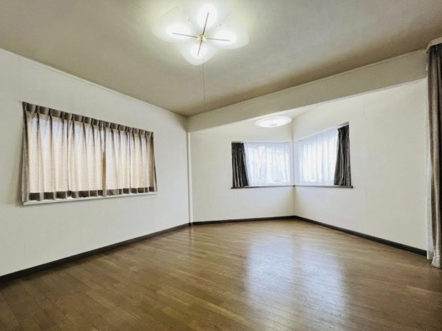 開放感あふれる広々リビング、家族の団らんに最適