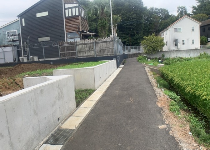 土地の形が極端に長細かったり、狭小地、あるいは道路との高低差がある傾斜地だった場合、後々売ろうとしても買い手がつかない場合もあります。後々、売却することになった時に価値の下がらない土地を選びましょう。