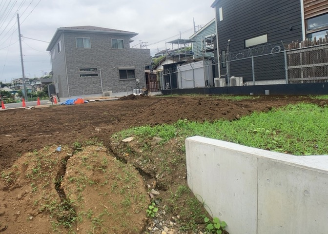 土地の面積＝住宅面積ではありません。建ぺい率の問題などで、土地のある場所によって住宅を建てられる面積は限られています。高さもしかり、「土地」という言葉の中には、建築条件も含まれると考えておきましょう。