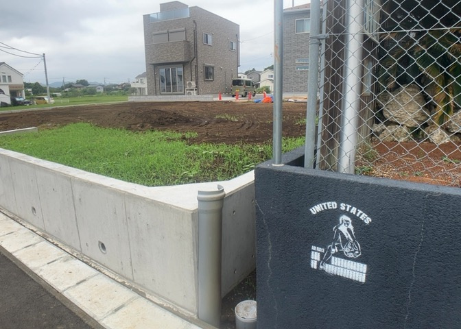 土地の前の道路に消火栓が設置されていることがあります。この場合、道路交通法第45条第1項により、駐車禁止の場所が指定されています。そのため、車庫などの駐車スペースをつくることができない場合があります。