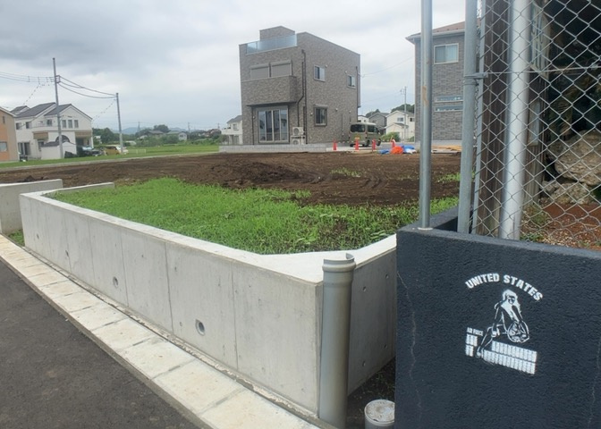 隣家の土地はどうなっているのか、生活利便施設が近くにあるのか、学校まで近いかなど、お客様のライフスタイルにあわせたイメージが重要です。また、近くにあると困る施設が近くにないかも確認するといいでしょう。