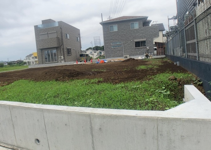 土地購入を検討されている場合、境界杭がない状態で購入してしまうと境界確定測量をする必要があり、費用がかかります。購入の前に、売主、隣土地所有者立ち合いのもと境界を確定し境界杭を設置するのがベストです。