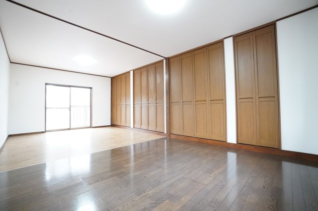 1階15帖洋室。クロス・床の張替を行いました。※リフォーム途中の写真です。