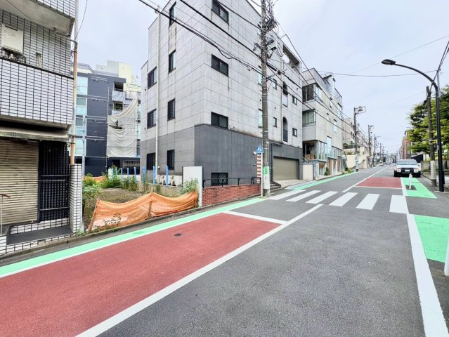 前面道路はゆとりある約8.2m。車の出入りや建物の見え方にもゆとりが生まれ、計画の幅が広がります。