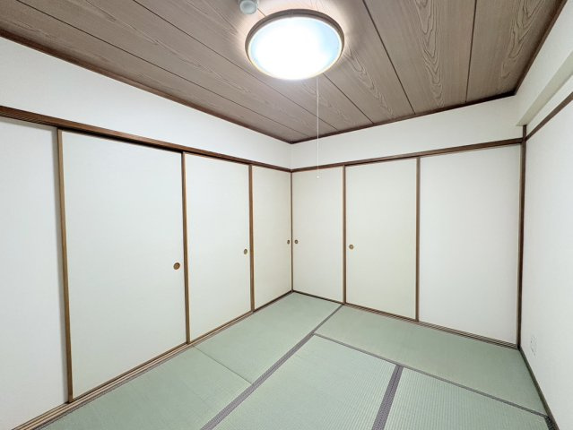落ち着いた和の雰囲気が心地よい、ゆったりとくつろげる和室です。畳のやさしい風合いと木目調の天井が調和し、温かみを感じられる空間。複数の襖が設けられており、用途に合わせて空間をつなげて使えるのも魅力。