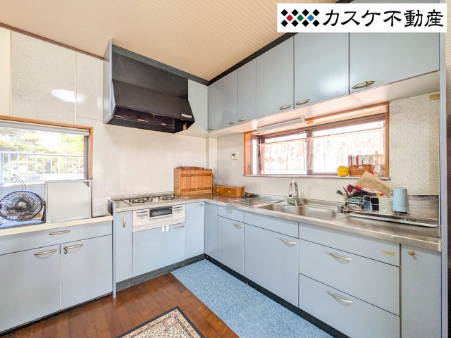 配膳がしやすいL字型の背面キッチン