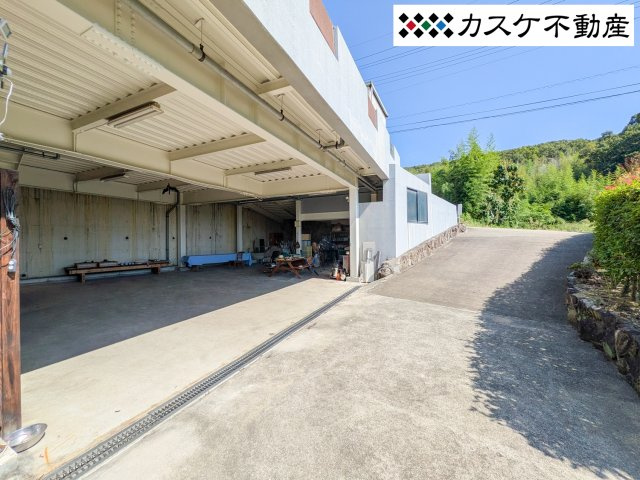 駐車スペースや物置スペースも十分にあります