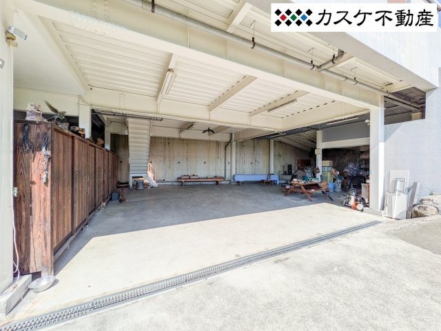 駐車スペースや物置スペースも十分にあります