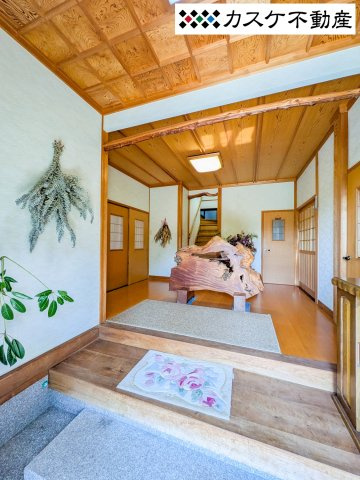 雰囲気のある玄関。段差があるので靴の脱ぎ履きもしやすいです