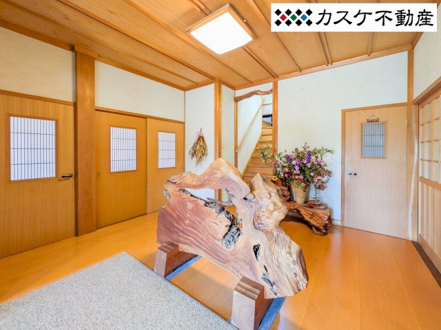 雰囲気のある玄関。段差があるので靴の脱ぎ履きもしやすいです