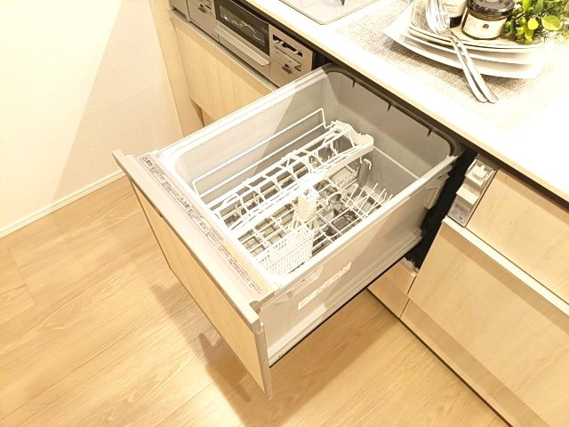 【食器洗浄乾燥機】　手肌に優しく、家事の時短にもなる食洗機を完備。