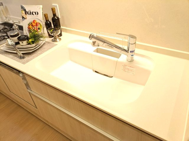 【シンク】　ゆったりとしたシンクのキッチンには日頃のお掃除にも使いやすいホース付シャワー水栓も