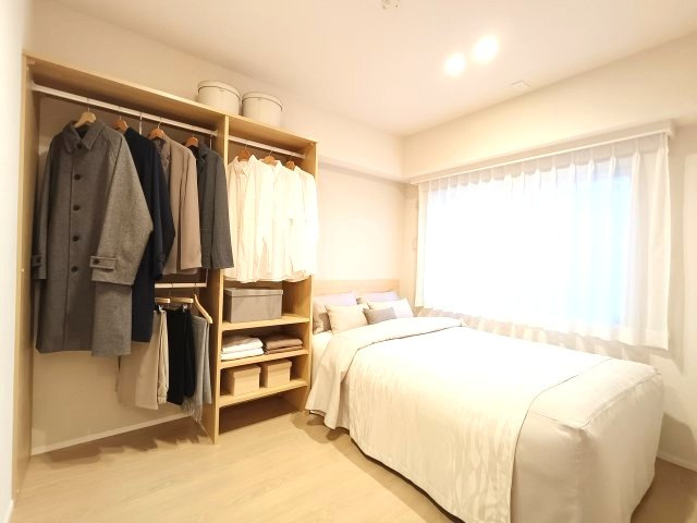 【洋室】　お子様の勉強部屋、書斎など使い方を想像しながらぜひご覧ください。