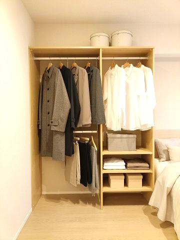 【洋室　収納】　お気に入りの服がインテリアに。ショップのような『魅せる』オープンクローゼット