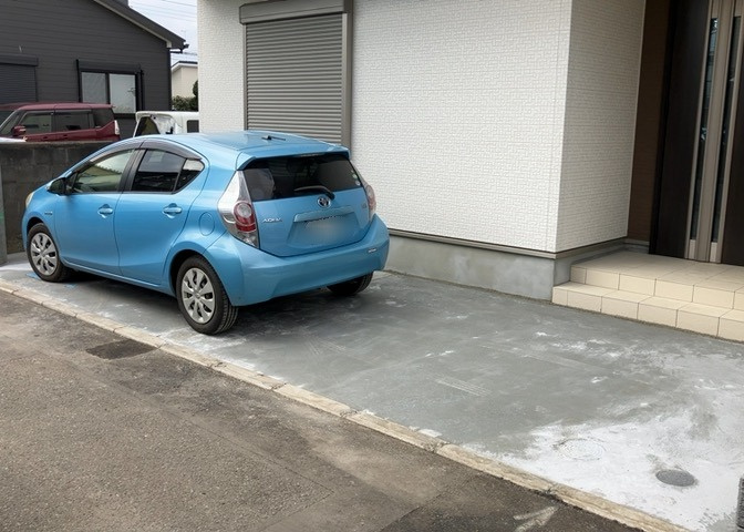 車一台あたりに必要なスペースは、標準サイズの普通自動車で横幅2m50cm、長さ5mは必要になります。ただし、乗降のことも考慮して横幅3m30cm、長さ5m50cmほどは確保できるところを選びましょう。
