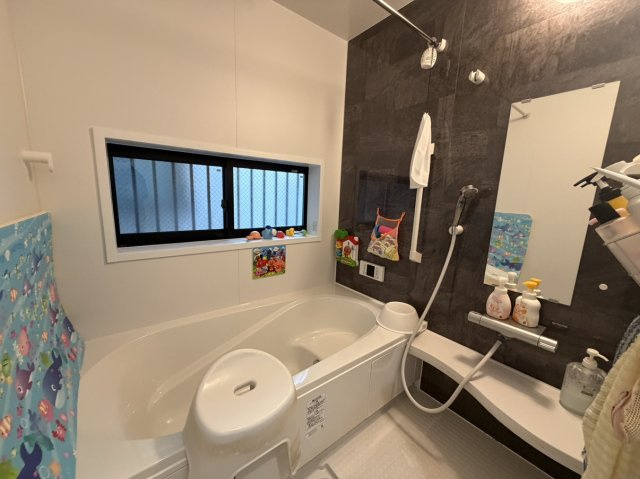 1坪の大きさのあるお風呂です。　窓があるのも嬉しいです。