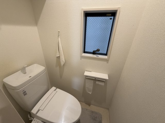 トイレは1階と2階にそれぞれございます。　使いやすい温水洗浄便座トイレです。