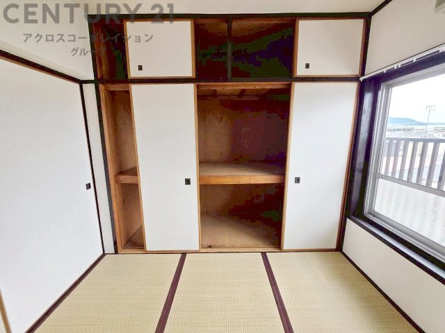 押入れは季節の衣類、寝具などを収納できます。伝統的な美しさと実用性が融合し、収納物を保護する調湿・換気効果があります。使い方によっては書類や小物なども効果的に整理でき空間を有効活用できます。　